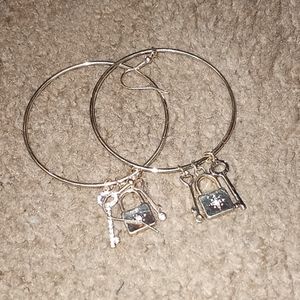 Color gold earrings.